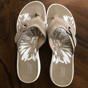 ❤️NEW!! CLARKS Sandals Flip Flops Sz. 10M Breeze Greystone (Taupe)